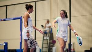 Delfi Brea y Andrea Ustero, durante el partido