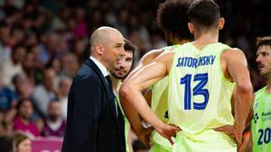 Joan Peñarroya dando instrucciones a sus jugadores durante el Hiopos Lleida - Barça