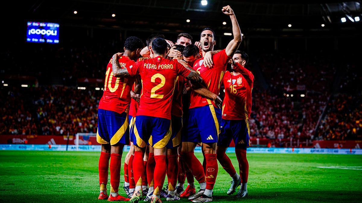 España vence a Dinamarca y se pone líder del grupo