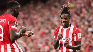 Nico Williams celebrando un tanto con su hermano Iñaki