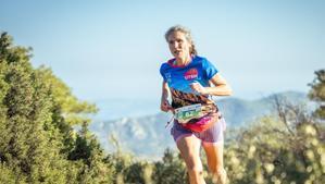 Una corredora en el recorrido de la edición 2023 del Ultra Trail Serra del Montsant