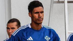 Raphaël Varane cayó lesionado a los veinte minutos de su debut con el Como