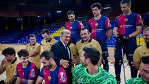 La plantilla azulgrana, junto a Laporta