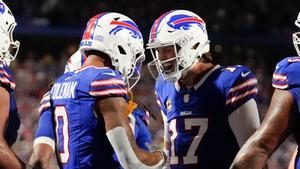 Allen y Coleman celebran un touchdown