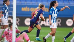 Alexia recoge rápidamente el balón tras el gol del empate en el derbi