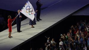 Los Ángeles 2028 recibe la bandera olímpica