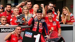 Daniel Holgado celebra el triunfo en Portimao