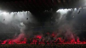 Aficionados del Milan, en San Siro antes del Milan-Inter de la Serie A del pasado 22 de septiembre