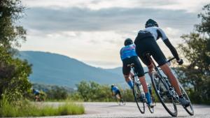 Unos ciclistas durante la edición 2023 de La Ciclobrava by Orbea
