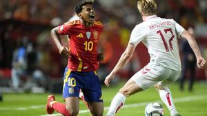 Lamine Yamal, jugador del FC Barcelona y la selección, tras una de las múltiples entradas que recibió contra Dinamarca.