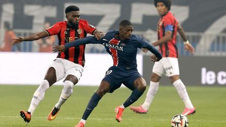 Dembélé pugna por un balón ante el Lyon