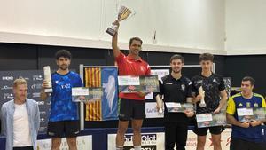 El guanyador, amb el trofeu