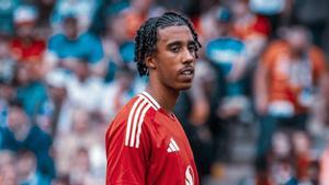 Leny Yoro, en su debut con el Manchester United