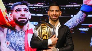 Ilia Topuria posa con el cinturón del peso pluma de la UFC