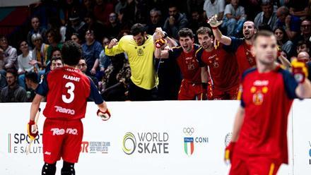 Alabart celebra un gol con sus compañeros