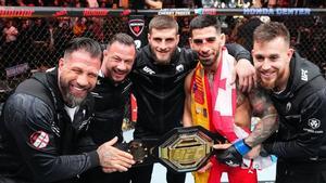 Los hermanos Climent, Alexsandre, Ilia y Javi Climent celebran el campeonato de El Matador en Anaheim