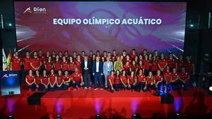 Foto de familia del equipo de natación