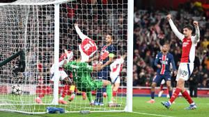 Arsenal - PSG: El gol de Saka