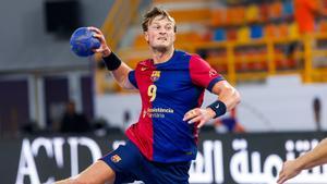 Carlsbogard en una acción de partido ante el Veszprem