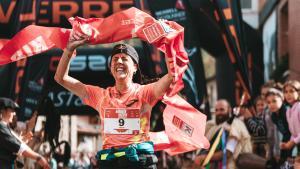 Júlia Font tras cruzar la meta de la Gorbeia Suzien Skyrace como ganadora de esta carrera en el País Vasco